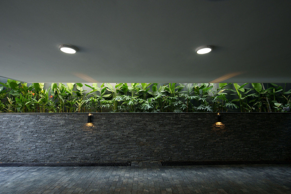 Nhóm thiết kế cũng dành nhiều không gian cho mặt nước, sân cỏ, cây xanh giúp giảm thiểu năng lượng tiêu thụ cũng như góp phần bảo vệ môi trường sống.