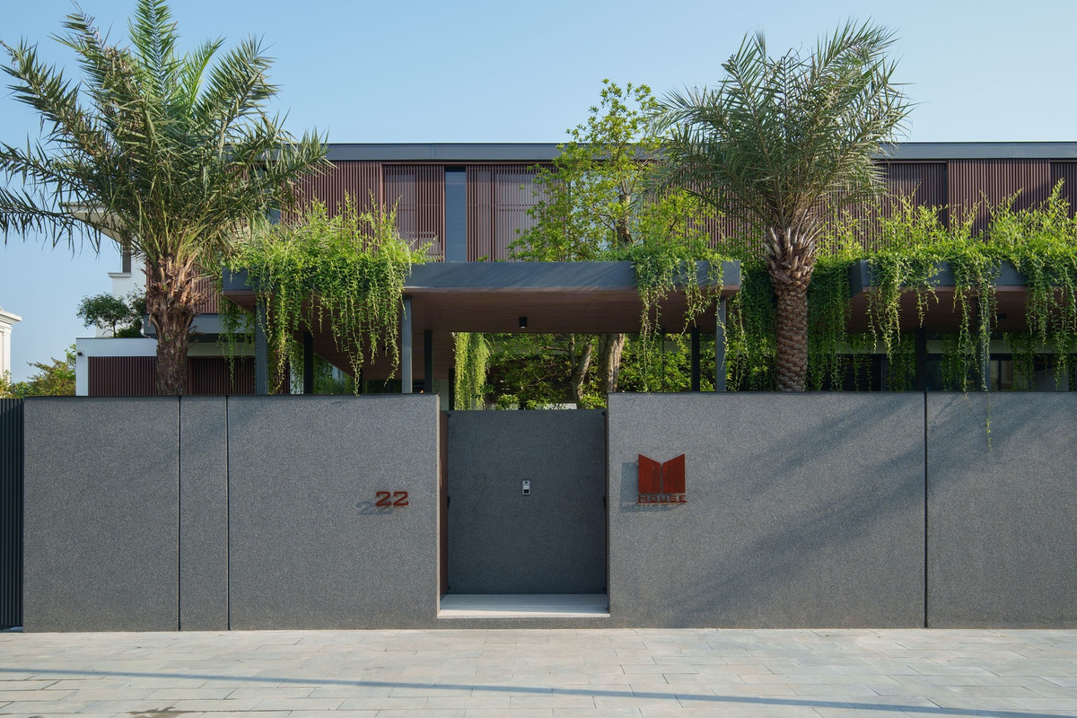 TM house là ngôi nhà thiết kế theo phong cách hiện đại và gần gũi tự nhiên được xây dựng ở khu vực miền Trung Việt Nam, khu vực có điều kiện khí hậu vô cùng khắc nghiệt.