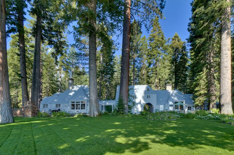 Căn nhà thứ 2 màu trắng được xây theo phong cách hiện đại với thảm cỏ xanh trải rộng phía trước. Ảnh: Idesignarch