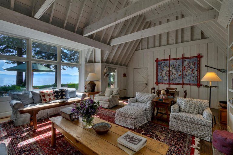 Nhà gồm 8 phòng ngủ và 9 phòng tắm. Ảnh: Idesignarch