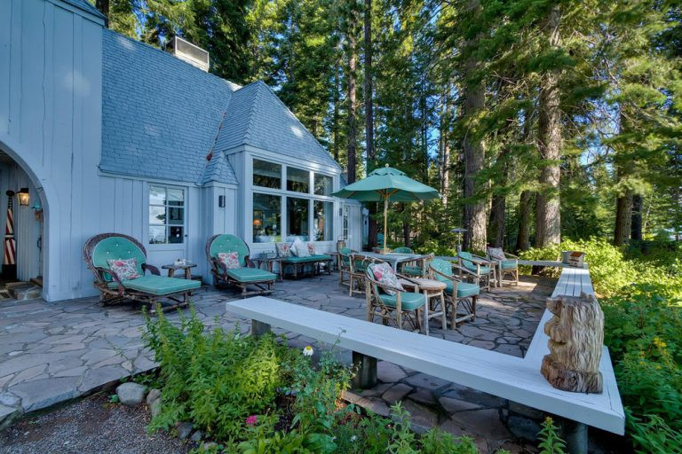 Hiên nhà là nơi hóng mát, thưởng trà cực kỳ đẹp. Ảnh: Idesignarch