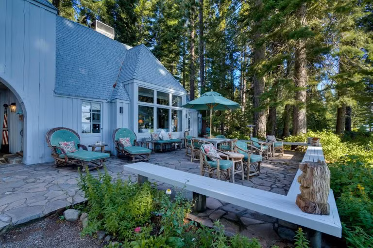 Hiên nhà là nơi hóng mát, thưởng trà cực kỳ đẹp. Ảnh: Idesignarch