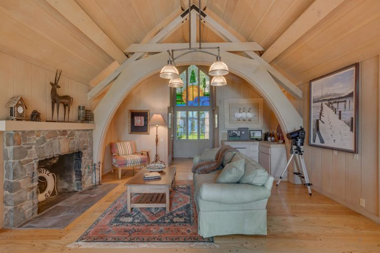 Căn nhà được thiết kế theo phong cách cổ điển với gam màu nâu xám và chia ra thành nhiều gian khác nhau. Ảnh: Idesignarch