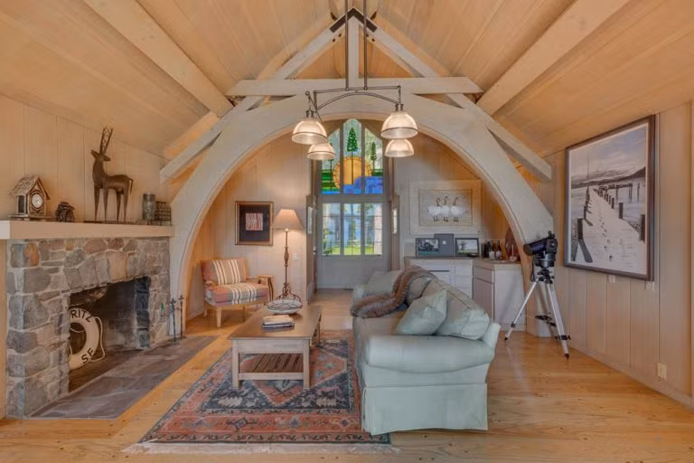 Căn nhà được thiết kế theo phong cách cổ điển với gam màu nâu xám và chia ra thành nhiều gian khác nhau. Ảnh: Idesignarch