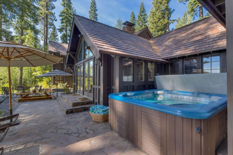 Ngôi nhà đầu tiên rộng hơn 494 m2 và được xây dựng vào những năm 1920. Ảnh: Idesignarch