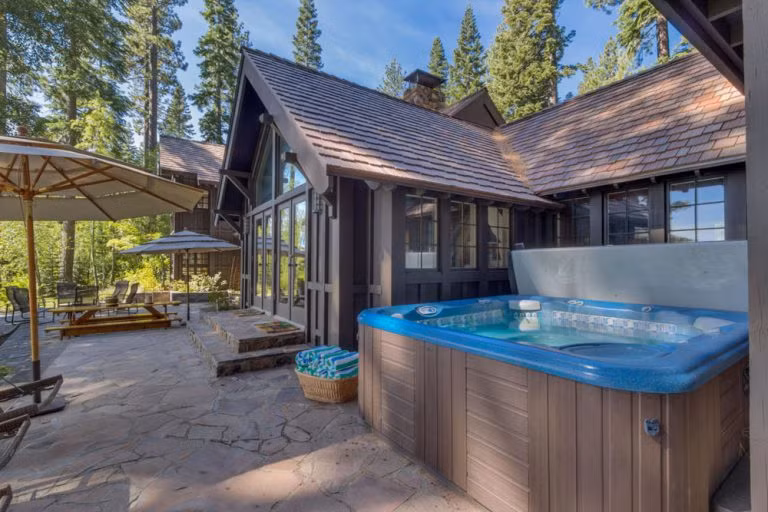 Ngôi nhà đầu tiên rộng hơn 494 m2 và được xây dựng vào những năm 1920. Ảnh: Idesignarch