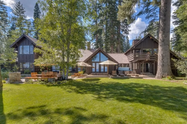 Hai căn nhà nằm liền kề nhau ở Lake Tahoe, gần vùng núi tuyệt đẹp Sierra Nevada, bang California (Mỹ). Nơi đây là một khu phức hợp tư nhân có diện tích lớn với rừng cây xanh mướt và hồ nước rộng để các gia đình có thể tham gia những bộ môn thể thao dưới nước. Ảnh: Idesignarch