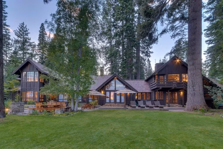 Trải rộng trên 10 mẫu đất, tổng giá trị hai căn biệt thự ước tính khoảng 59 triệu USD. Ảnh: Idesignarch