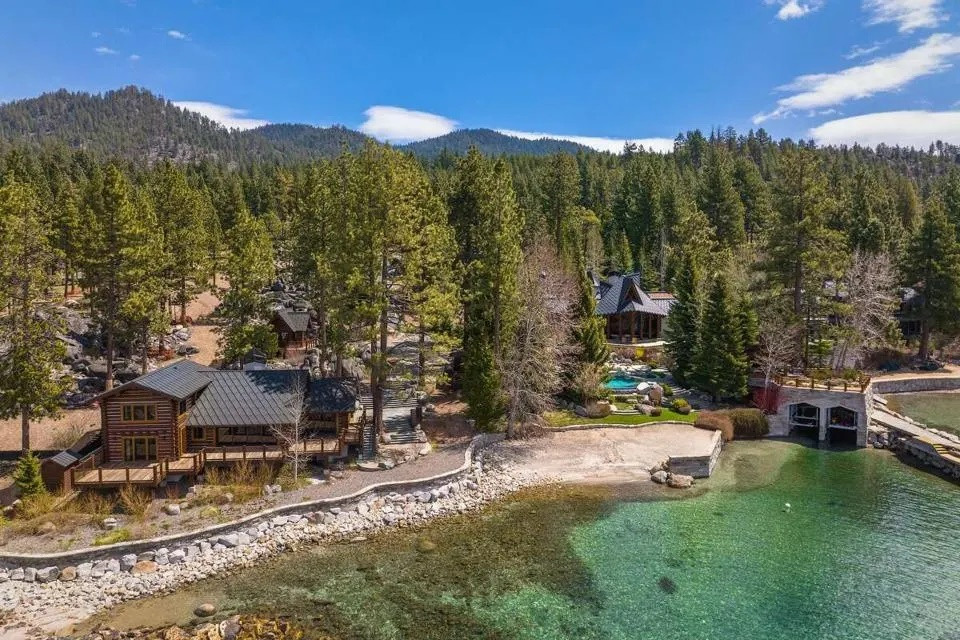Giữa hai ngôi nhà này, Mark Zuckerberg còn sở hữu 182m bờ sông tư nhân của hồ Lake Tahoe. Ảnh: Forbes