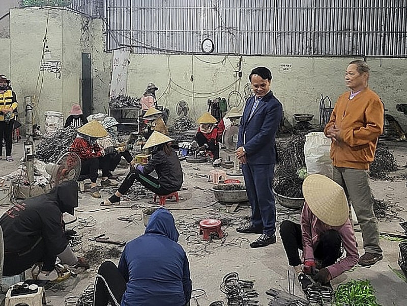 Mỗi sáng sớm, hình ảnh người người đạp xe đi mua đồng nát, đèo thùng xốp sau xe, đi lấy kem về bán... đã quá quen với người dân nơi đây. Ảnh: Công Thương