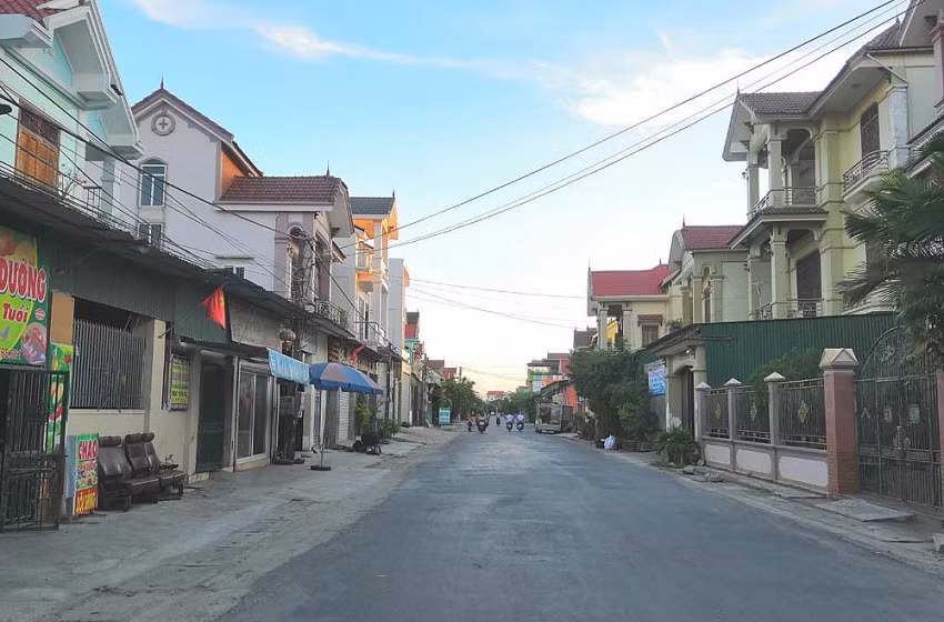 Năm 2020, thu nhập bình quân của xã chỉ dưới 10 triệu đồng/người/tháng, nhưng nay đã tăng gấp nhiều lần. Cả xã có đến hơn 1.000 xe ô tô các loại, trong đó có nhiều xe tiền tỷ. Ảnh: Công thương