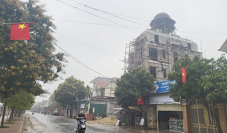 Từ đầu đến cuối xã, các tòa biệt thự cao tầng nằm san sát, nối đuôi nhau chạy dọc trên con đường khô cằn năm xưa. Ảnh; Công thương