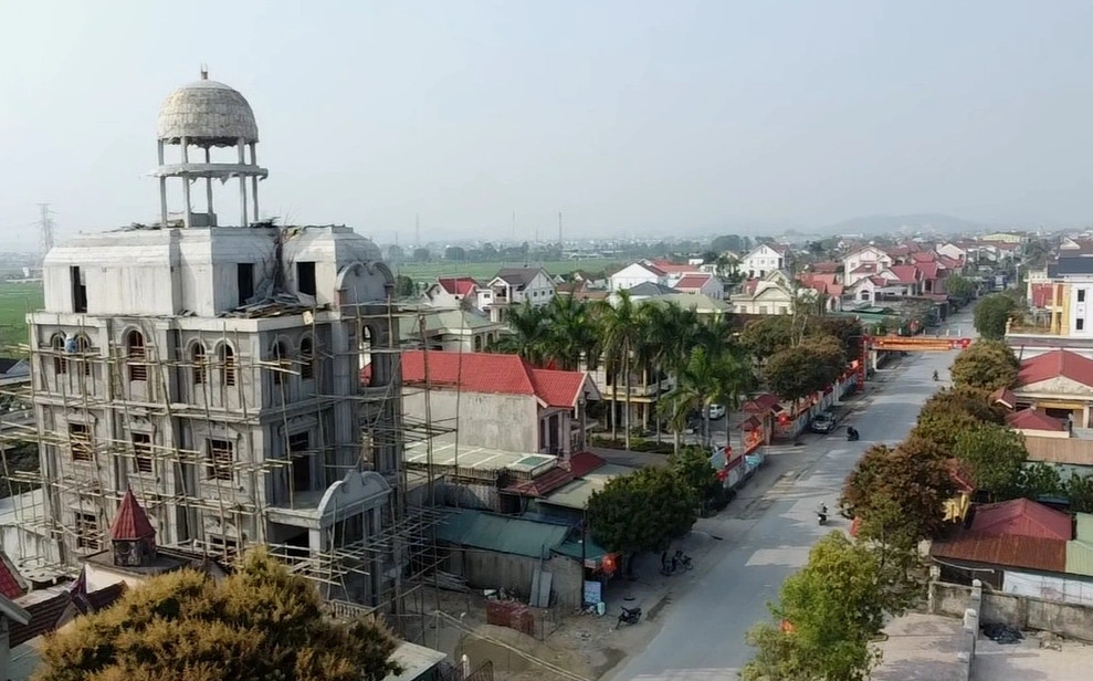 Hơn 30 năm từ khi bắt tay vào nghề buôn đồng nát, kinh tế nhiều gia đình tại xã Diễn Tháp "lên như diều gặp gió", xã Diễn Tháp đã thay đổi hoàn toàn. Ảnh: Dân trí