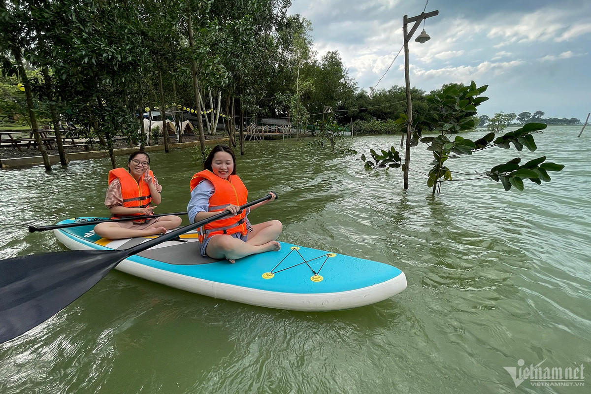 "Chèo sup trên hồ sâu là một trải nghiệm khá thú vị dành cho những ai đã biết bơi lội. Tuy nhiên để đảm bảo an toàn, chúng em đều mặc thêm áo phao, đồng thời chuẩn bị thể lực để bơi lội trong làn nước", Quỳnh Anh nói.