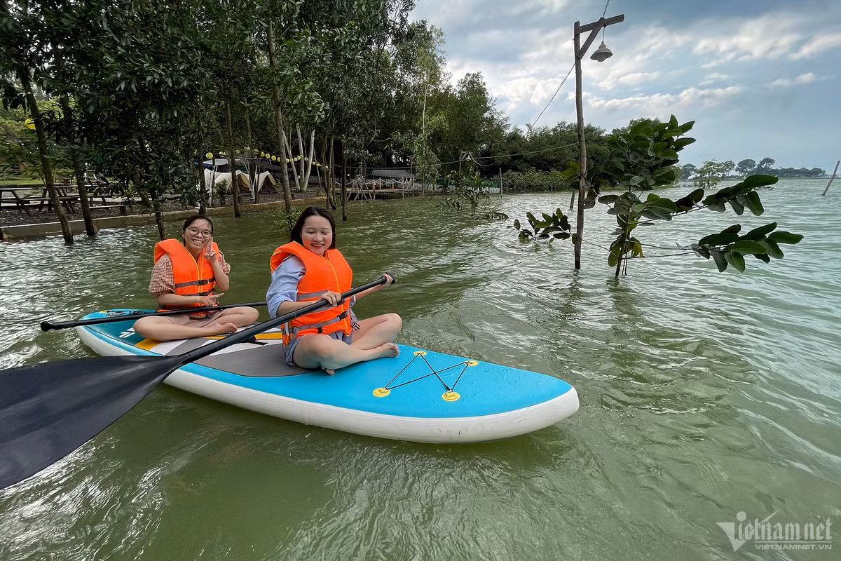 "Chèo sup trên hồ sâu là một trải nghiệm khá thú vị dành cho những ai đã biết bơi lội. Tuy nhiên để đảm bảo an toàn, chúng em đều mặc thêm áo phao, đồng thời chuẩn bị thể lực để bơi lội trong làn nước", Quỳnh Anh nói.
