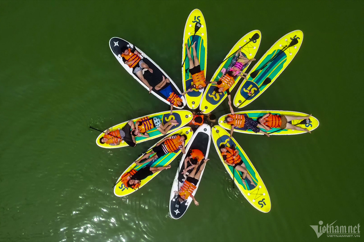 Tuy nhiên theo nhiều du khách, đây là những tháng hồ Trị An khá vắng vì du khách ngại trải nghiệm bơi trên mặt hồ mực nước sâu, cũng có người lo lắng cho sự an toàn.