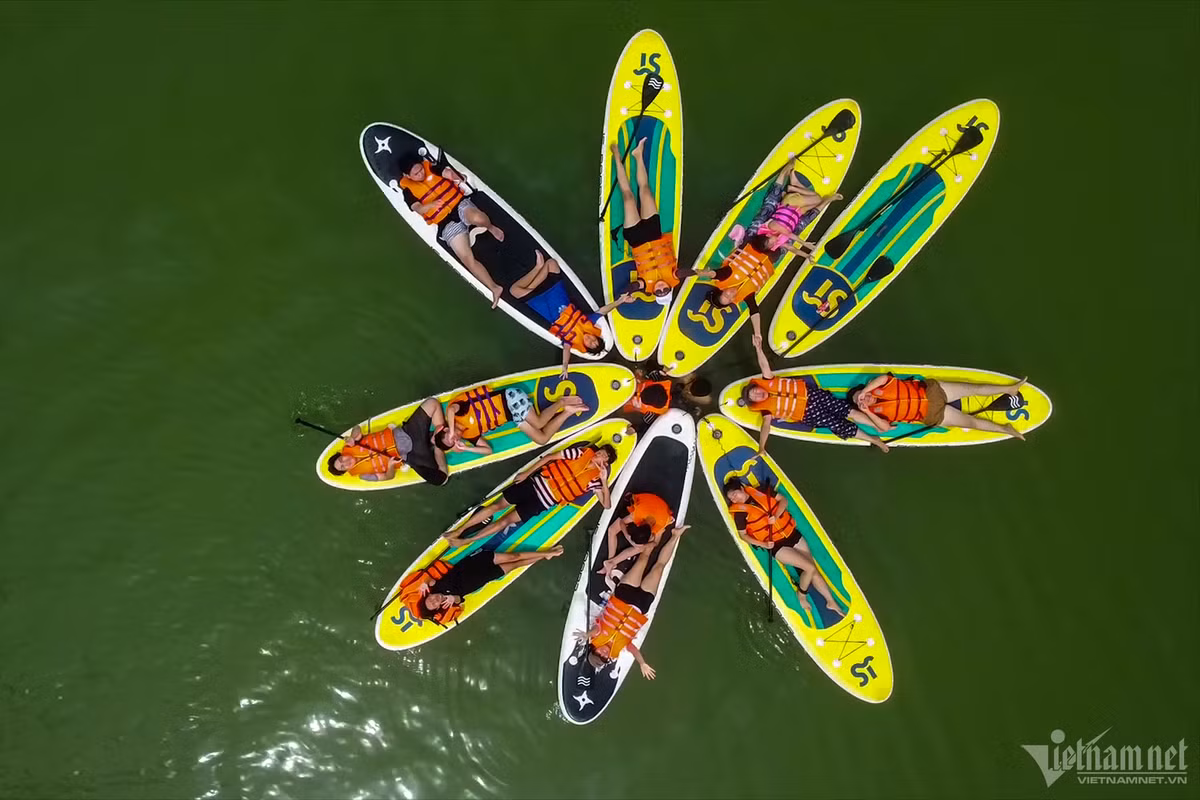 Tuy nhiên theo nhiều du khách, đây là những tháng hồ Trị An khá vắng vì du khách ngại trải nghiệm bơi trên mặt hồ mực nước sâu, cũng có người lo lắng cho sự an toàn.