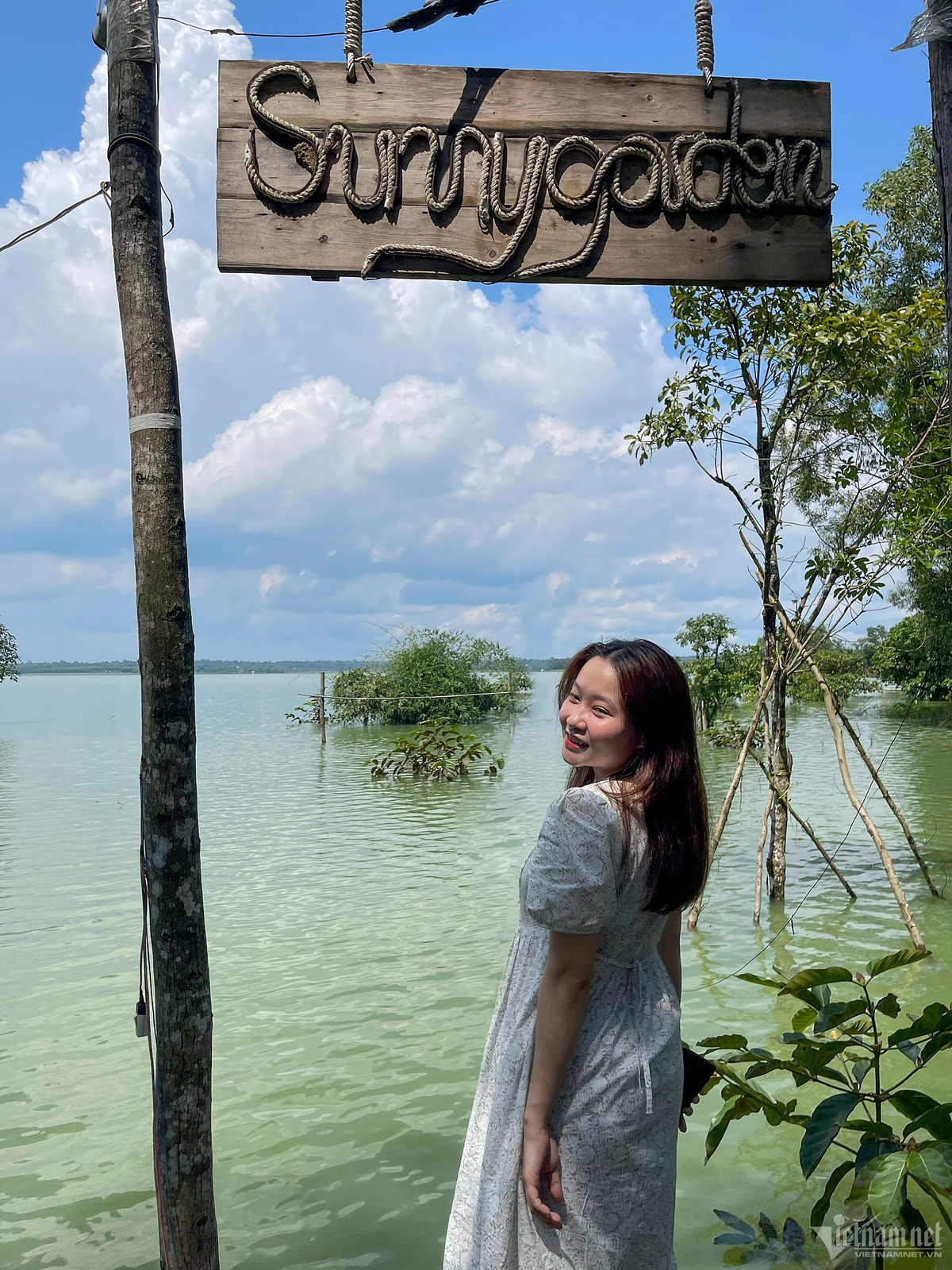 "Trải nghiệm sinh cảnh hồ thủy điện Trị An là hoạt động thú vị, giúp em giảm căng thẳng sau những ngày học tập, làm việc. Tại đây, mọi người như được hòa mình vào thiên nhiên với hồ nước, cây xanh, khí hậu trong lành, mát mẻ", Kim Thoa nói.