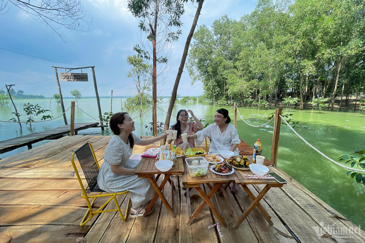 Thưởng thức ẩm thực tự nướng trên bờ sau nhiều giờ bơi lội là điều tuyệt vời đối với nhiều du khách.