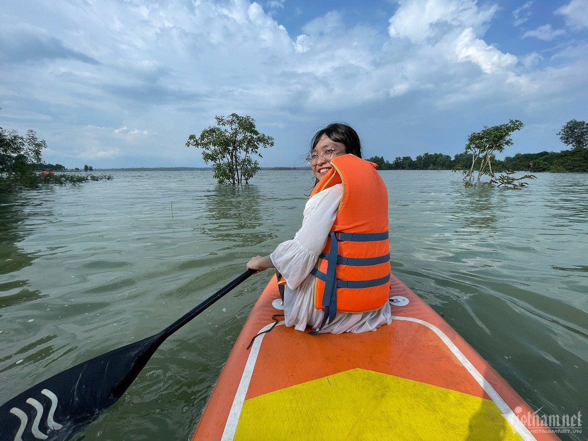 Có sở thích chèo sup, Kim Thoa cùng nhóm bạn từ TP.HCM đến hồ vui chơi ngày cuối tuần. Tại đây, bạn trẻ đã thuê sub với giá 100.000 đồng/2 người để trải nghiệm du ngoạn trên mặt hồ.