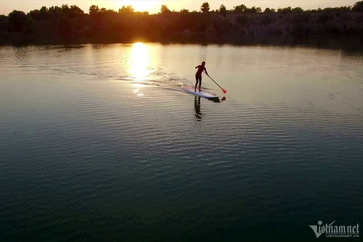 Hồ thủy điện Trị An đầy nước (nước sâu) bởi lượng mưa mùa này lớn. Sinh cảnh quanh hồ có nhiều thay đổi so với những tháng du lịch cao điểm khi nước rút cạn. Theo nhiều du khách, đây là thời điểm thích hợp để họ đến đây chữa lành, tận hưởng không gian riêng tư, hòa mình với thiên nhiên.