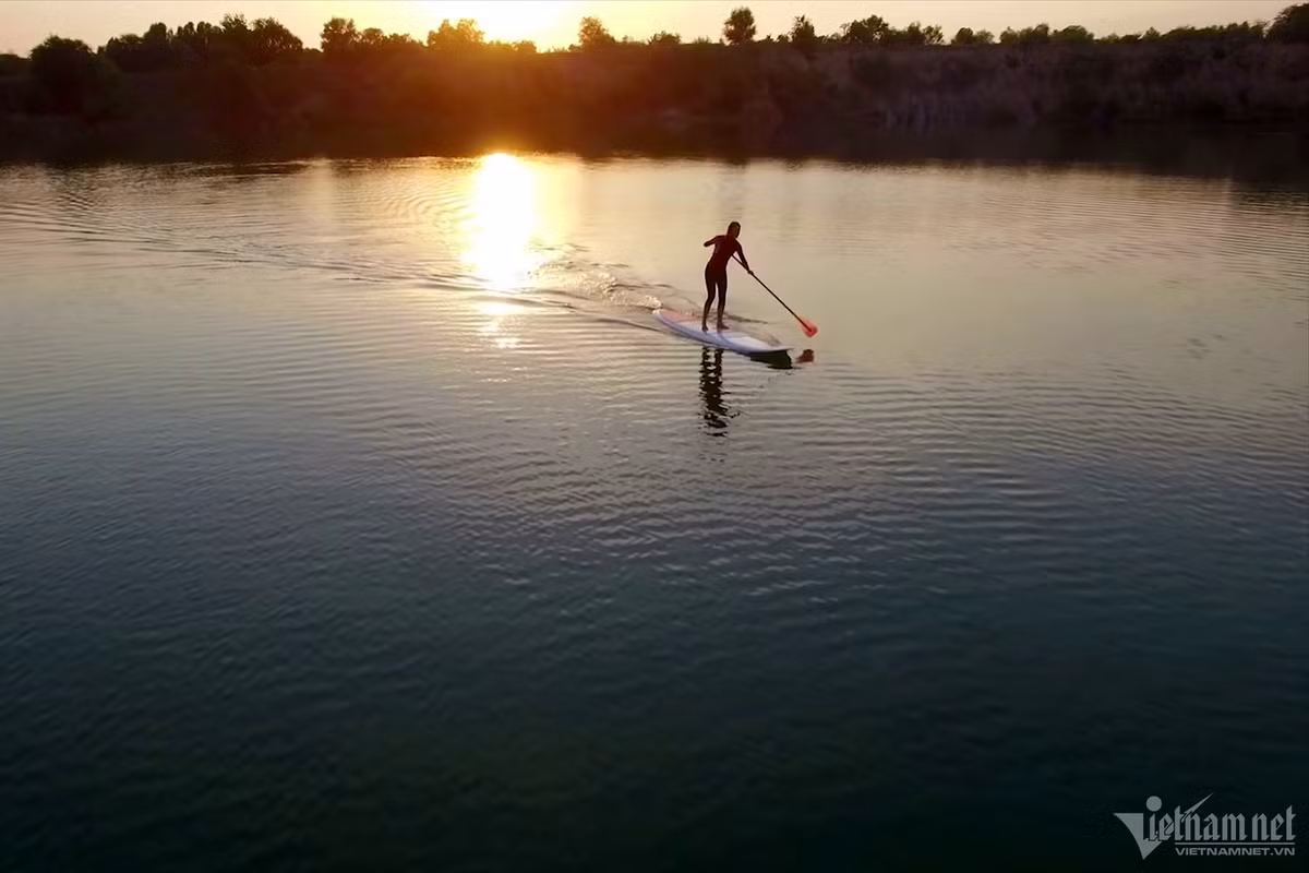 Hồ thủy điện Trị An đầy nước (nước sâu) bởi lượng mưa mùa này lớn. Sinh cảnh quanh hồ có nhiều thay đổi so với những tháng du lịch cao điểm khi nước rút cạn. Theo nhiều du khách, đây là thời điểm thích hợp để họ đến đây chữa lành, tận hưởng không gian riêng tư, hòa mình với thiên nhiên.
