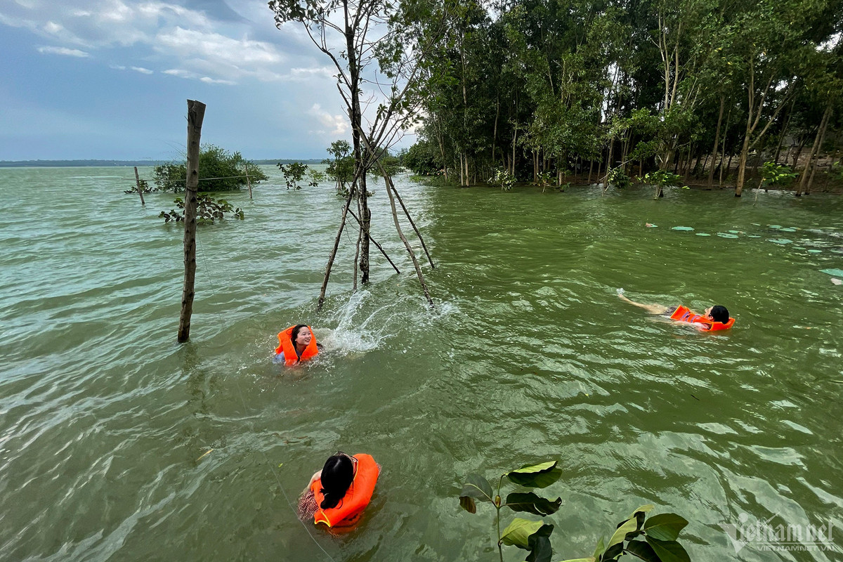Nhiều khu vực đủ an toàn để cho nhóm bạn trẻ vui đùa, bơi lội trong làn nước.
