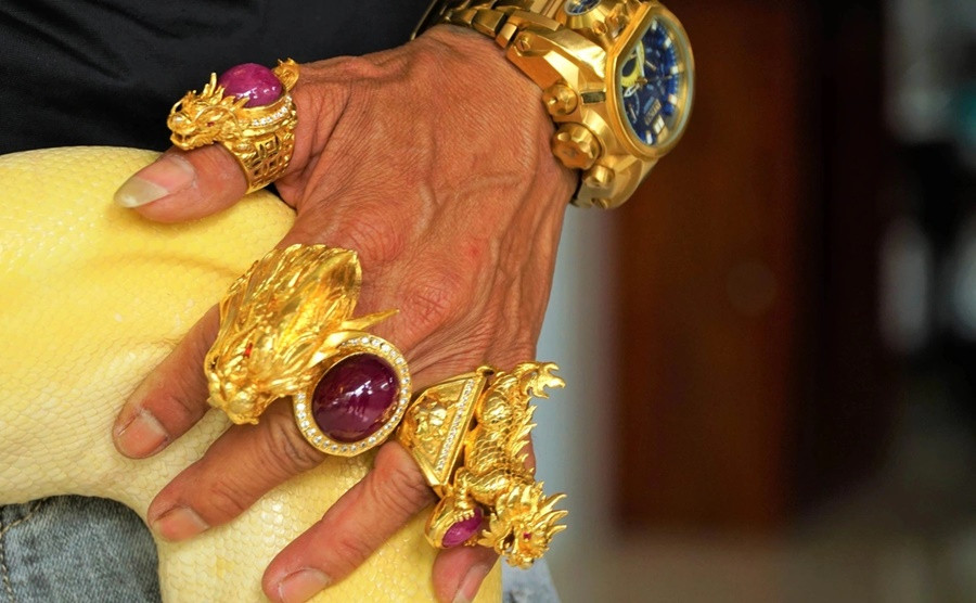 Anh Lợi xem việc đeo vàng là chuyện bình thường và cảm thấy thiếu nếu không đeo khi đi ra ngoài đường. Ảnh: Dân trí