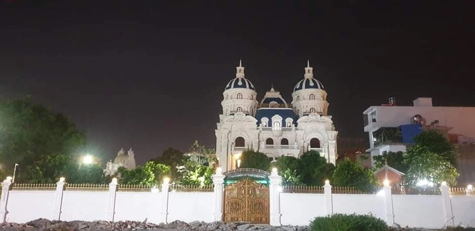 Tòa lâu đài mang phong cách châu Âu nằm trên nền khuôn viên đất rộng 2.300m2, nguy nga, đồ sộ. Ảnh: Dân trí