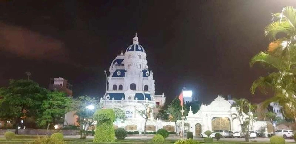 Tòa lâu đài có mặt tiền rộng hàng chục mét tại nút giao Lê Hồng Phong - Ngô Gia Tự, gần sân bay Cát Bi. Ảnh: Dân trí