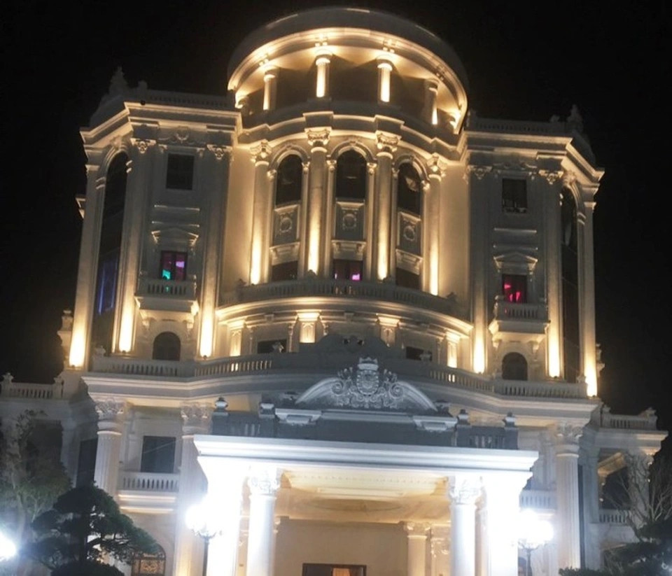 Bên cạnh đó, tại quê nhà ở thôn Tân Trào, xã Nam Hưng, huyện Tiền Hải (Thái Bình), đại gia Ngô Văn Phát cũng sở hữu một căn biệt thự hoành tráng xây dựng trên diện tích hàng nghìn m2. Ảnh: Dân trí