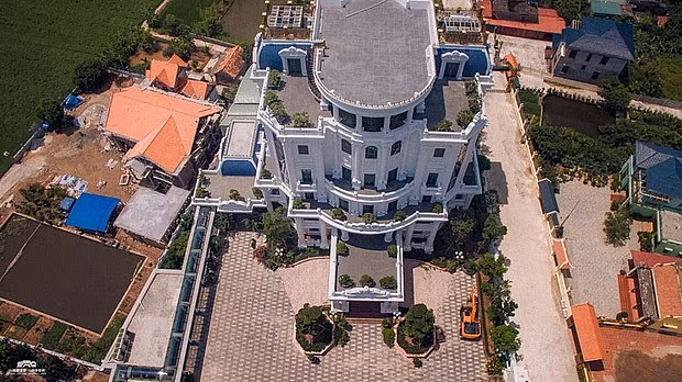 Đáng chú ý, căn biệt thự khổng lồ có bãi đỗ trực thăng trên mái. Ảnh: Pháp luật Việt Nam