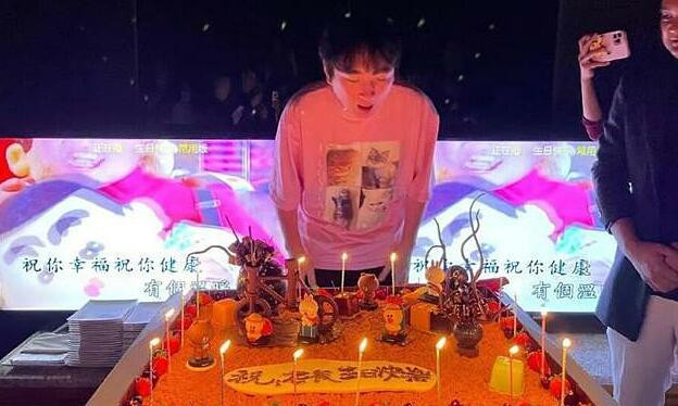 Thiếu gia này từng khiến nhiều người phát hoảng khi “đốt” 200.000 nhân dân tệ (khoảng 700 triệu đồng) vào đồ ăn, thức uống trong một đêm tại vũ trường quận Tam Lí Đồn nổi tiếng ở Bắc Kinh. Ảnh: Baidu