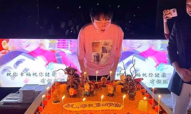 Thiếu gia này từng khiến nhiều người phát hoảng khi “đốt” 200.000 nhân dân tệ (khoảng 700 triệu đồng) vào đồ ăn, thức uống trong một đêm tại vũ trường quận Tam Lí Đồn nổi tiếng ở Bắc Kinh. Ảnh: Baidu