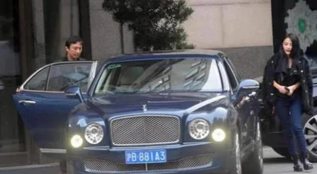 Thi thoảng, người ta bắt gặp tin Vương Tư Thông rao bán những chiếc siêu xe của mình hay hẹn hò bạn gái mới. Ảnh: Baidu