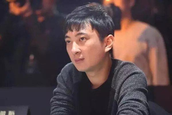 Tuy nhiên, đó là chuyện của trước đây. Vài năm gần đây, chàng thiếu gia Trung Quốc đã dần im hơi lặng tiếng hơn trên mạng xã hội và gặp sóng gió trên thương trường. Ảnh: Sohu