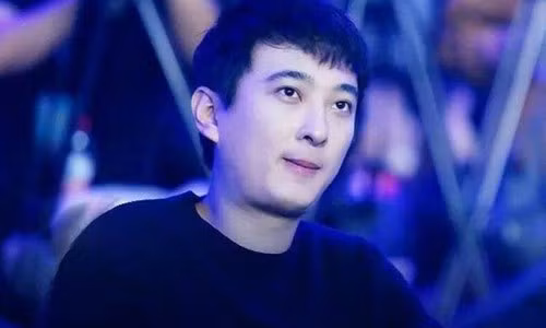 Sau vấp ngã trong kinh doanh, thiếu gia đình đám năm nào sống kín tiếng hơn. Tài khoản mạng xã hội của Vương Tư Thông giờ đây gần như “đóng băng". Những thông tin về “phú nhị đại” cũng không còn xuất hiện trên các phương tiện truyền thông nữa. Ảnh: Baidu