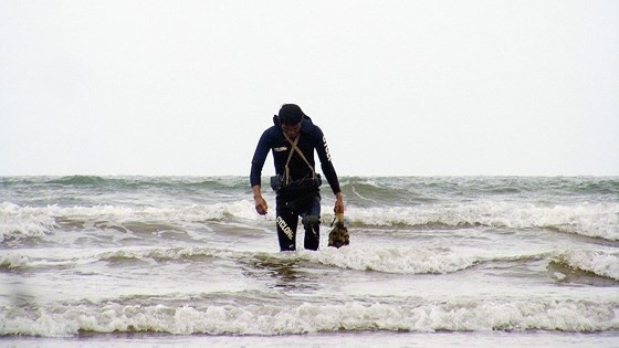 Để săn rum biển, ngư dân vùng ven biển Nghệ An phải ngâm mình dưới nước nhiều tiếng đồng hồ, bất kể nắng mưa, giá rét. Ảnh: SGGP