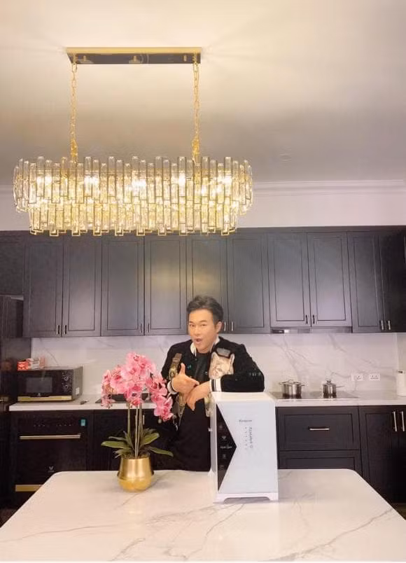 Phòng bếp hiện đại với tông trắng đen chủ đạo. Ảnh: FBNV