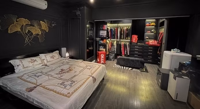 Phòng ngủ được trang trí bằng một vài bức tranh và những họa tiết màu đồng để tạo sự đồng bộ với căn nhà. Ảnh: Vietnamnet