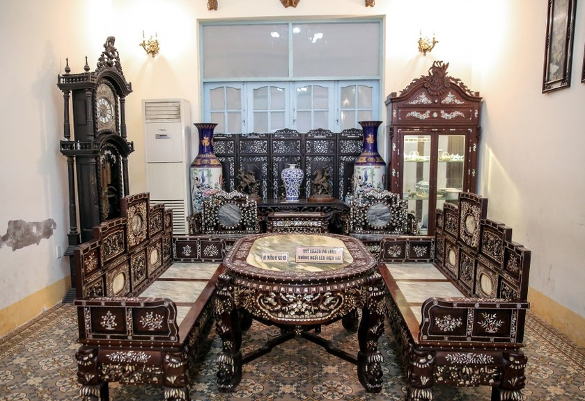 Bộ Trường kỷ ngũ sơn nổi bật tại phòng tiếp khách. Ảnh: sưu tầm