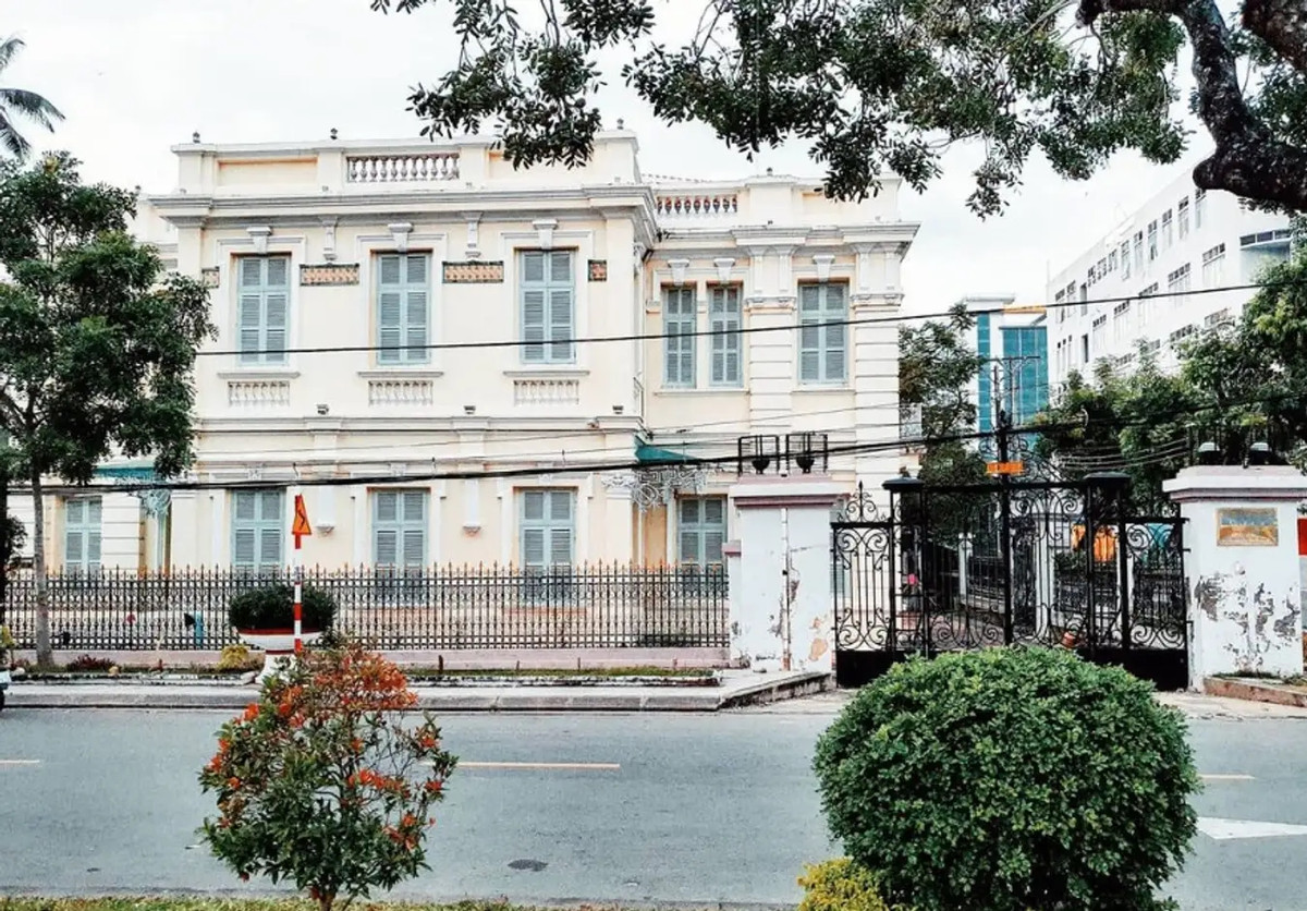 Nổi bật giữa vùng với sự bề thế, tòa dinh thự mang phong cách kiến trúc phương Tây sang trọng, vượt thời gian. Ảnh: Traveloka