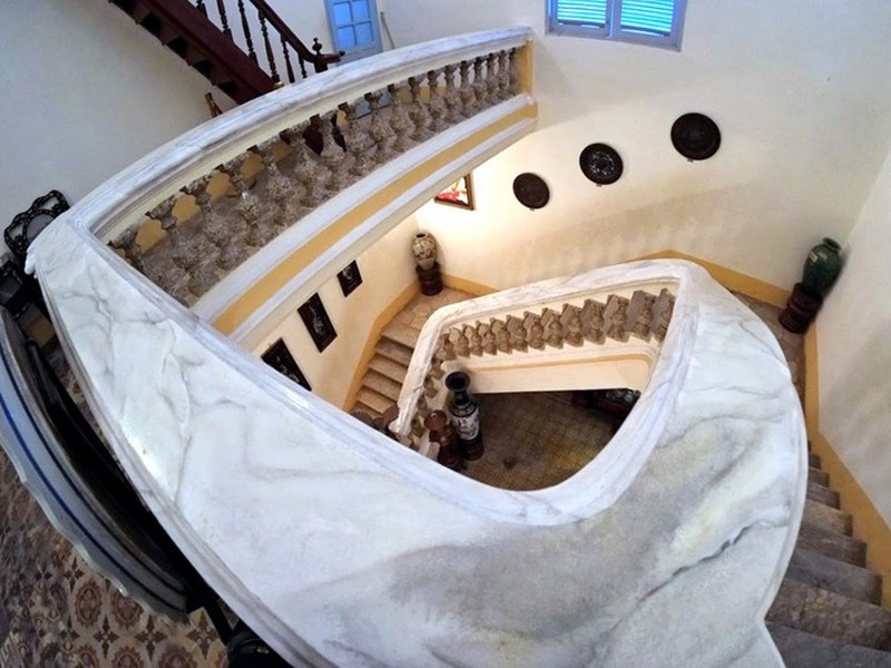 Dinh thự gồm 2 tầng và một sân thượng. Cầu thang lên tầng hai được làm bằng đá cẩm thạch, chia làm 3 đoạn, mỗi đoạn 9 bậc tượng trưng cho sự trường tồn, vĩnh cửu. Ảnh: Traveloka