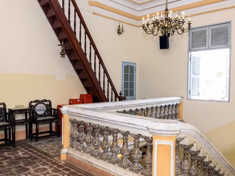 Cầu thang gỗ dẫn lên sân thượng là nơi cha của Công tử Bạc Liêu dùng để phơi tiền. Ảnh: Traveloka