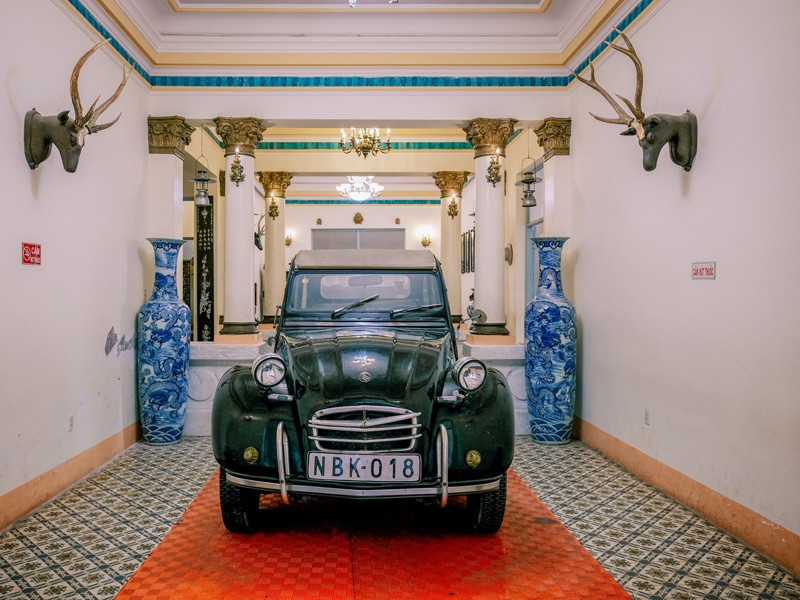 Nội thất trong nhà toát lên nét đẹp của kiến trúc phương Đông với hai màu vàng và trắng chủ đạo. Ảnh: Dân trí