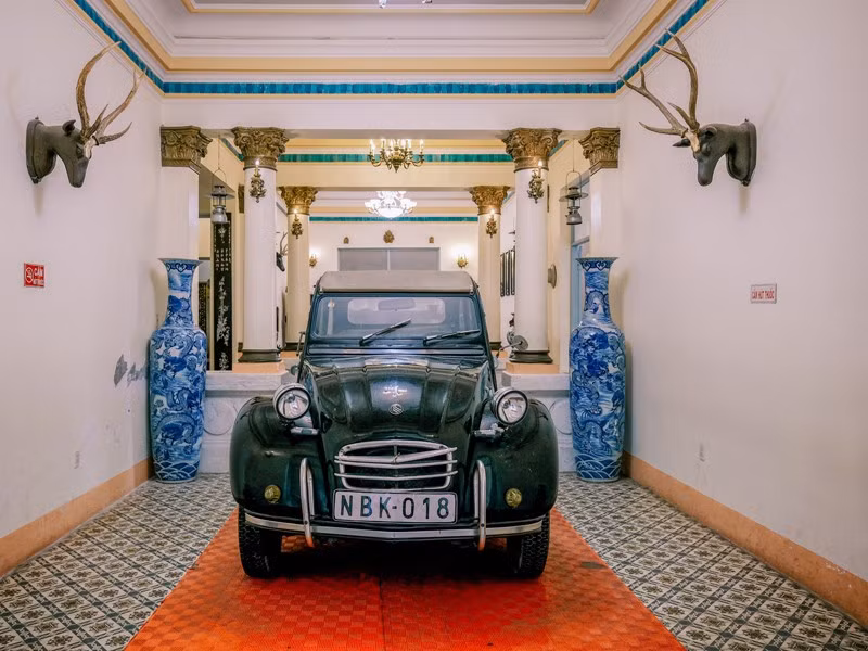 Nội thất trong nhà toát lên nét đẹp của kiến trúc phương Đông với hai màu vàng và trắng chủ đạo. Ảnh: Dân trí