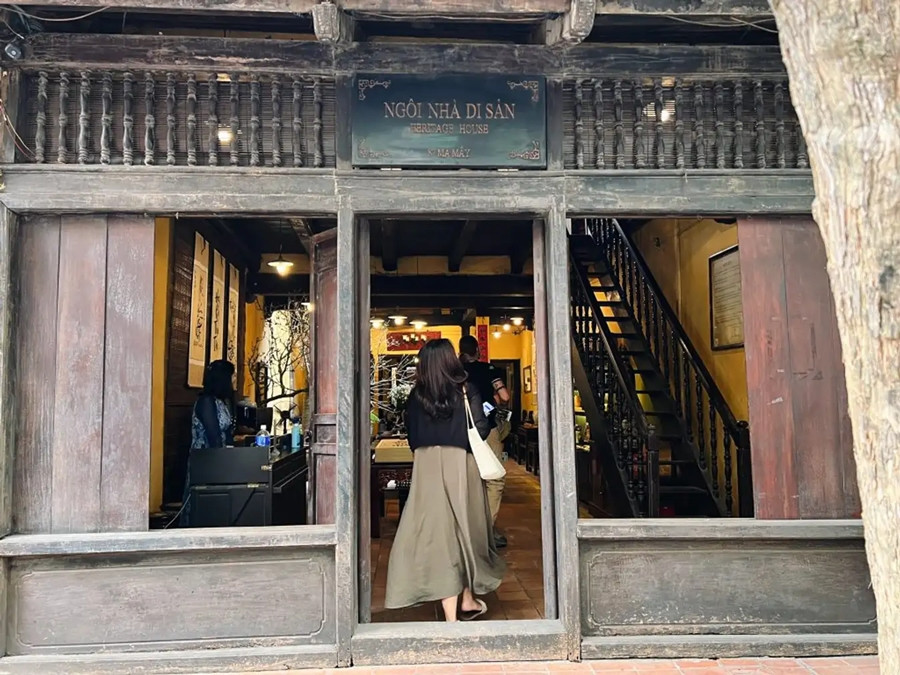 Ngôi nhà 87 Mã Mây (phường Hàng Buồm, quận Hoàn Kiếm, Hà Nội) là một trong những ngôi nhà cổ mang kiến trúc đặc trưng của Hà Nội xưa. Ảnh: Traveloka