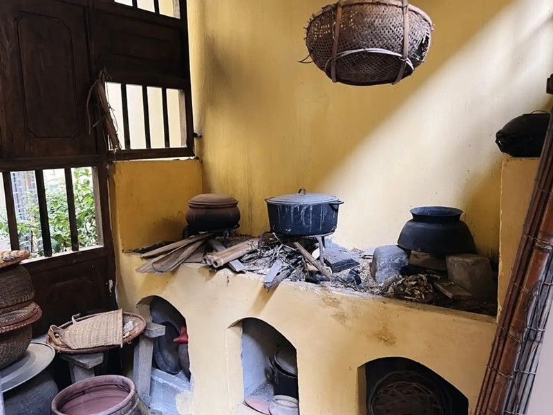 Trong bếp vẫn còn trưng bày những chiếc kiềng, chạn hay mâm đồng, bếp nấu bằng củi, tro chấu...Ảnh: Traveloka