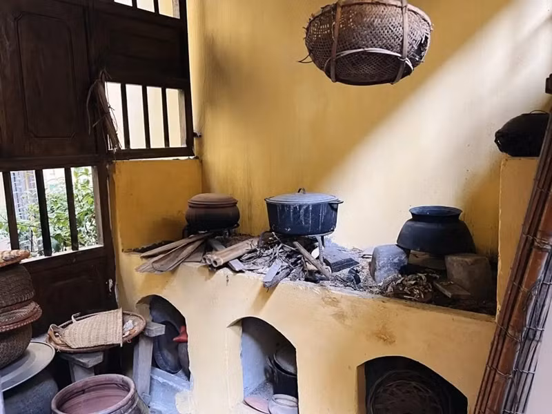 Trong bếp vẫn còn trưng bày những chiếc kiềng, chạn hay mâm đồng, bếp nấu bằng củi, tro chấu...Ảnh: Traveloka