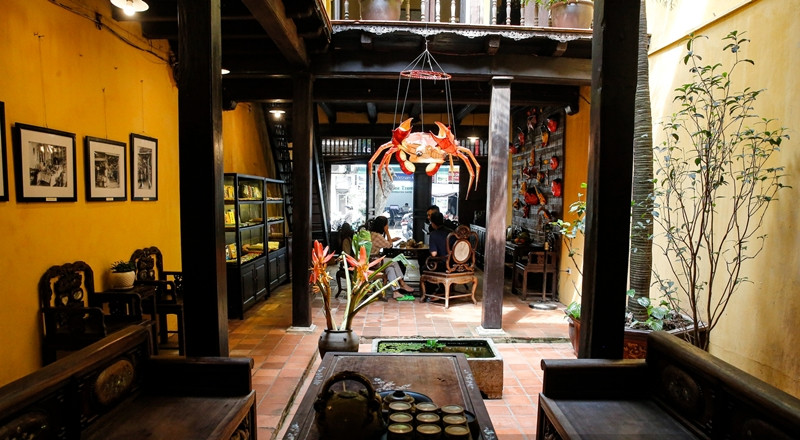 Ngôi nhà mang đặc trưng của nhà cổ xưa Hà Nội, xây theo dạng hình ống với chiều dài là 28m2, chiều rộng mặt tiền 5m và chiều rộng của mặt hậu là 6m. Ảnh: Dân Việt